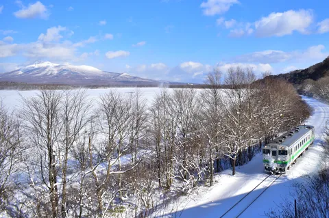 雪景色の中を走る、銀河鉄道。