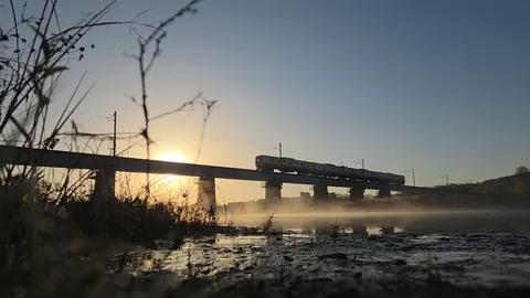 霧と朝焼け、旅立ちの列車