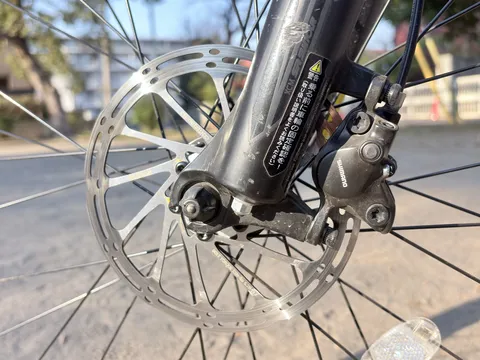 輝く自転車のディスクブレーキ