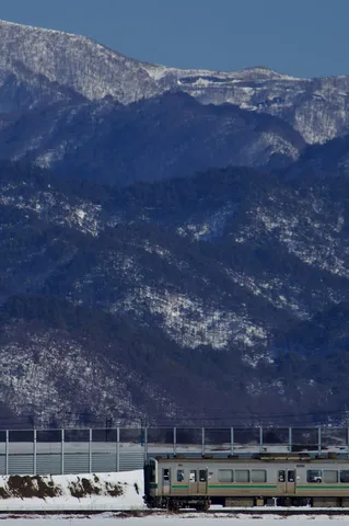雪山の麓を行く列車