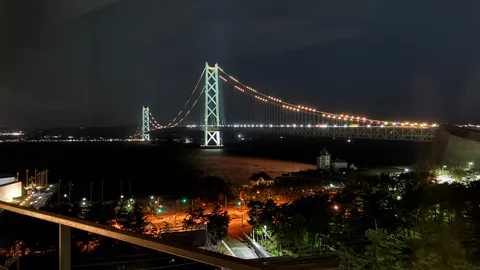 光の連なる夜の橋