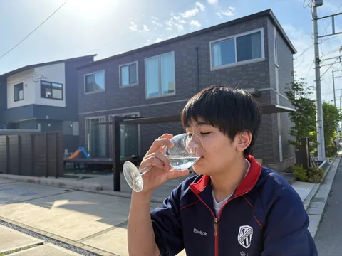 夏の午後に水分補給
