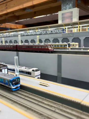 ミニチュア駅は今日も定時運行？