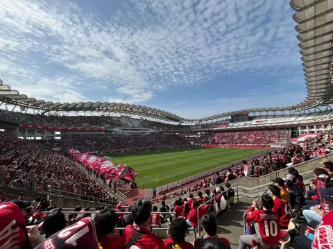 スタジアムを彩る情熱の赤