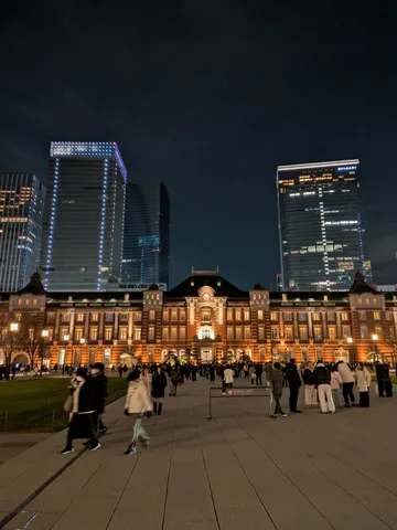 光と影が織りなす夜景、東京駅の情景