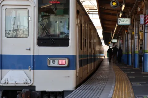 ホームに静かに佇む列車の朝