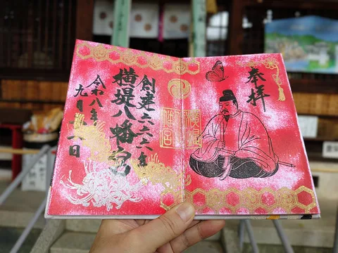 朱色の祈りと金の紋