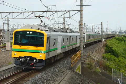 都会を駆け抜ける黄色の列車
