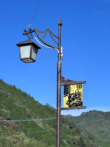 青空に漂う街灯の佇まい