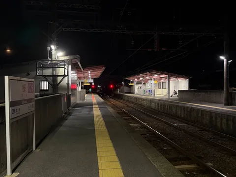 静寂を照らす夜の駅