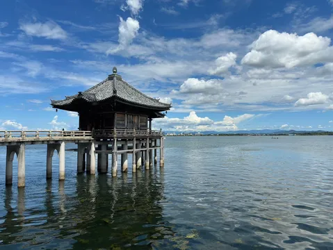 水上の寺社、青空に映える