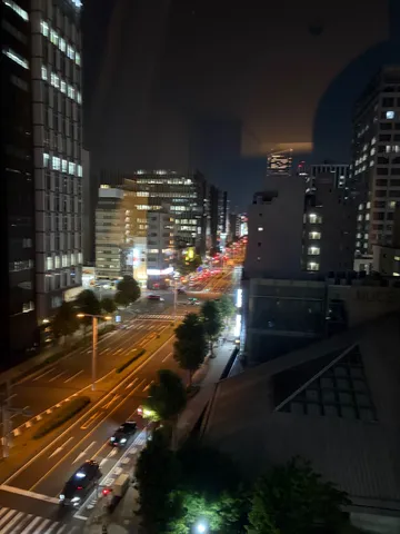 都会の夜景、流れる光の川