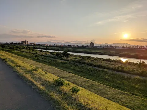 夕暮れ、川沿いの道