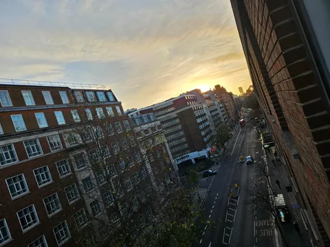 都会の夕暮れ、ビル群と光のコントラスト