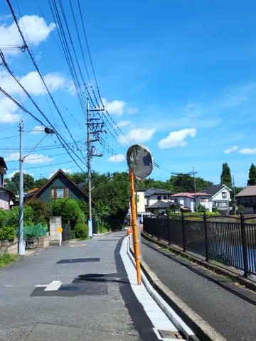 青空と電線の夏風景