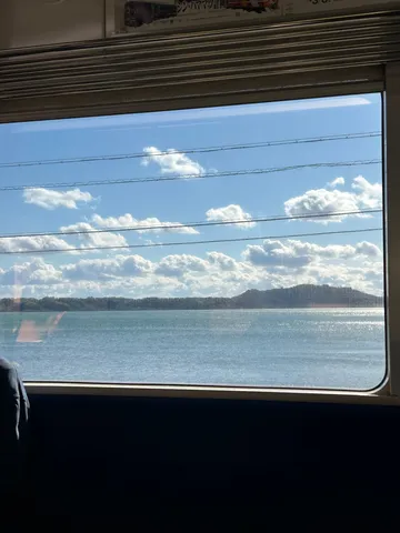 車窓から流れる青い海と空
