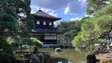 水辺の寺と静かな風景