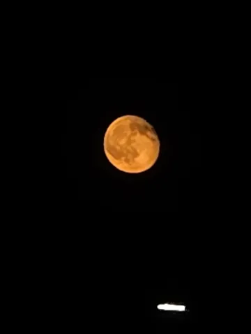 夜空に浮かぶ、オレンジ色の月