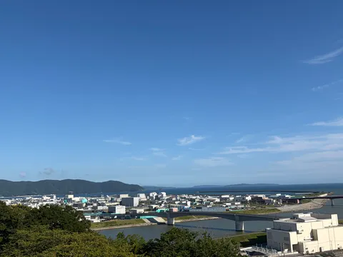 水平線の街、遥かなる空