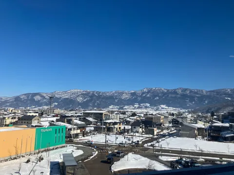 冬の街並みにそびえる山々