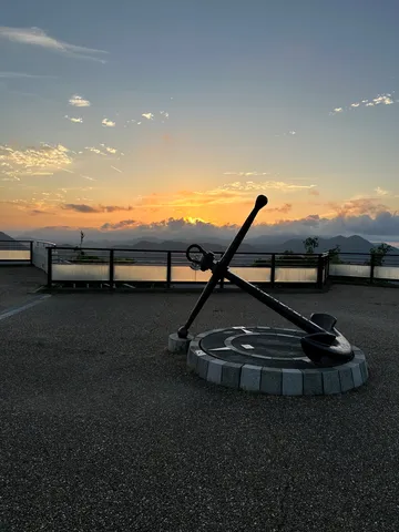夕焼けを測る巨大な錨