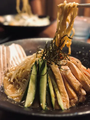 涼麺を味わう瞬間