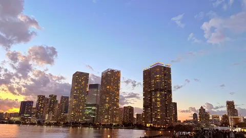 夕暮れの灯りと高層の語り