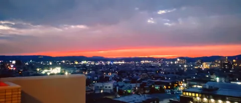 夕暮れに灯る街の静寂