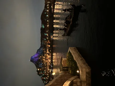 夜の水辺に浮かぶ幻想都市
