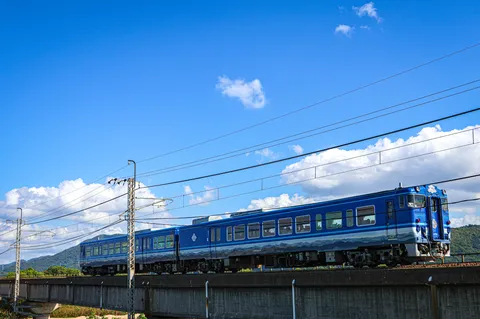 青い線路に浮かぶ列車の風景