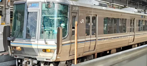 新快速の車両、駅でのひと時