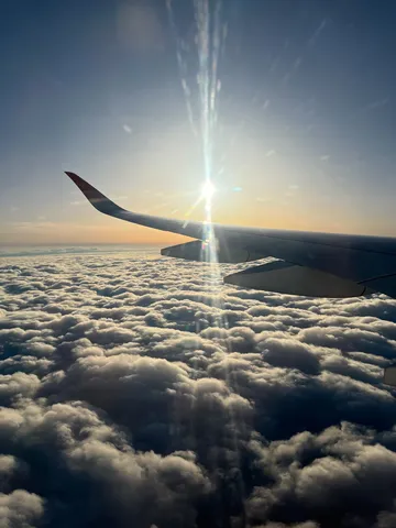 雲海と飛行機雲の光のシャワー