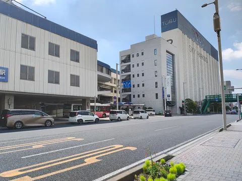 都会の交差点、青空とビル群