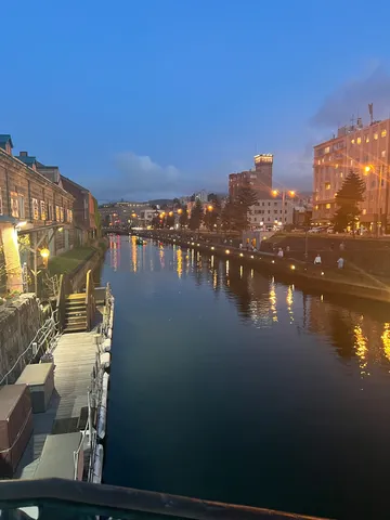 水面に映る都会の灯り