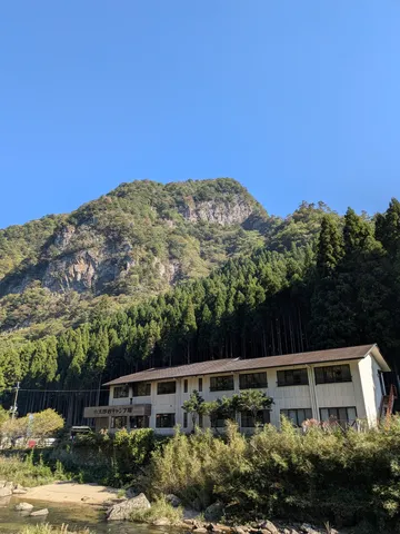 青空と山裾の静かな宿