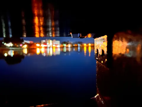 夜景の灯りが水面に揺れる