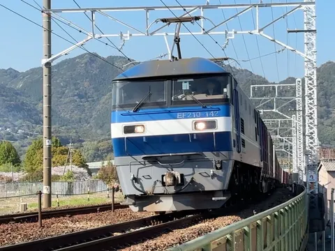 青と山を駆ける列車