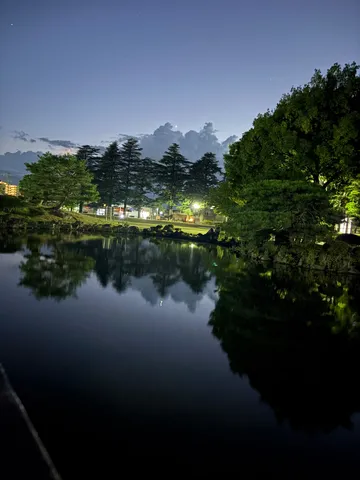 静寂の夜、水面に映る光景