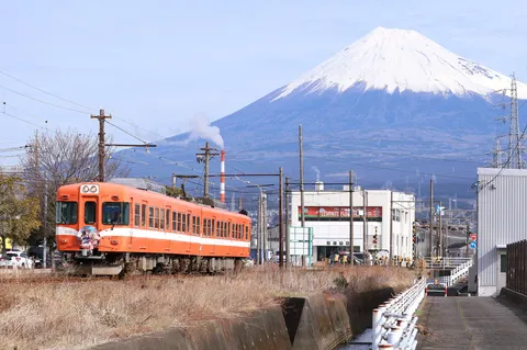 雪峰と、線路を辿るオレンジ