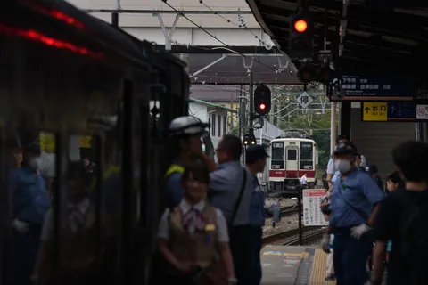 夕暮れの駅、旅立ちの気配