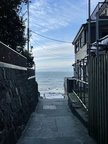 海へと続く、日常の小道