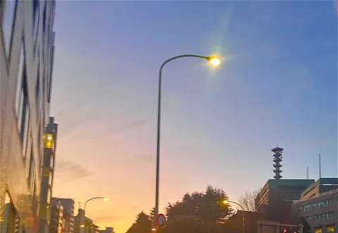 空と街路灯のグラデーション