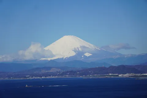 雲間から覗く富士山