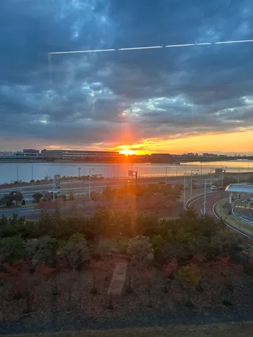 夕焼け空と街のコントラスト