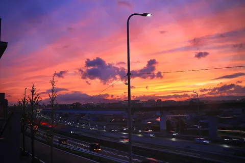 空と街が織りなす幻想的な夕景