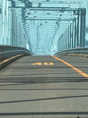 橋上の40キロ制限、日常の風景