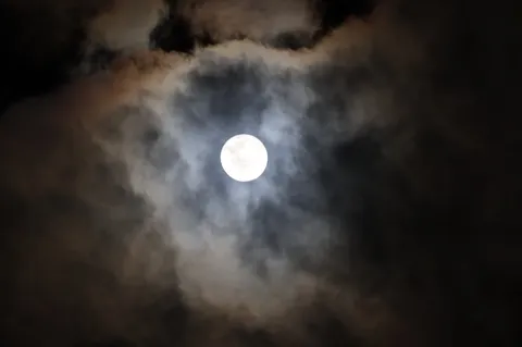 月光を纏う、幻想的な夜空