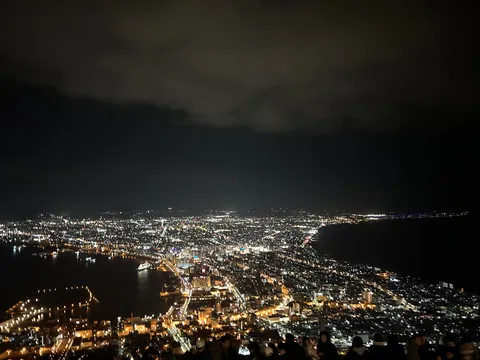 煌々と輝く湾の夜景
