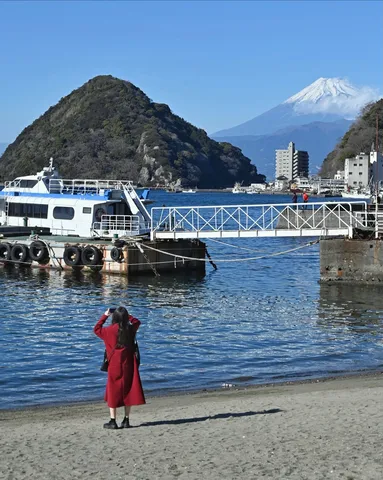 冬の港と富士山のコントラスト