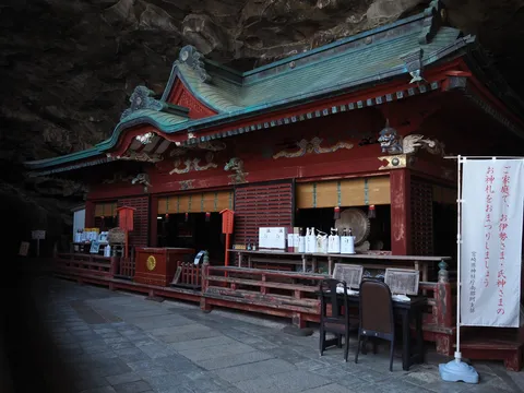 洞窟の祈りと赤い社